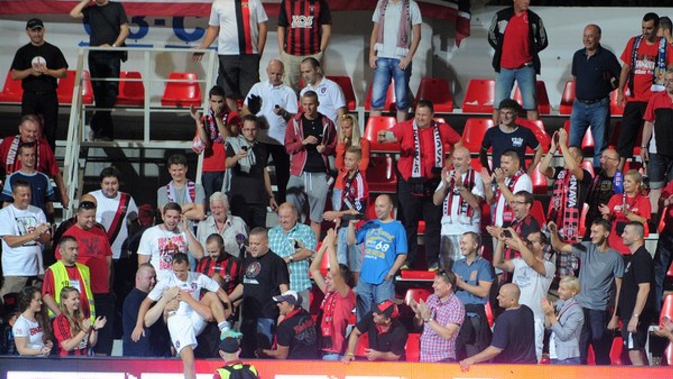 Strelec vyrovnávajúceho gólu Martin Mikovič z FC Spartak Trnava (vľavo dole), ktorého si stiahli diváci k sebe po skončení odvetného zápasu 3. predkola Európskej ligy.