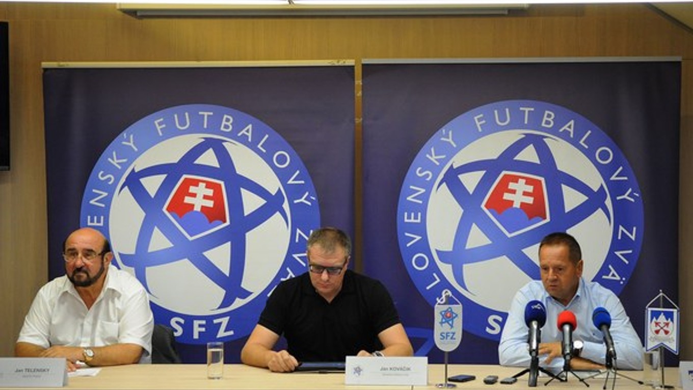 Na snímke prezident Slovenského futbalového zväzu Ján Kováčik (v strede), primátor Popradu Anton Danko (vpravo) a väčšinový vlastník Aquacity Jan Telenský.