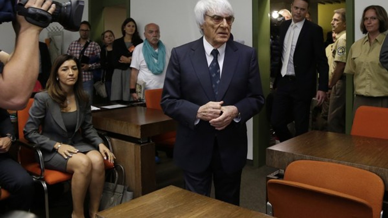 Šéf efjednotky Bernie Ecclestone (uprostred) prichádza v sprievode manželky Fabiany Flosiovej (vľavo) na súdny proces na regionálnom súde v Mníchove 5. augusta.