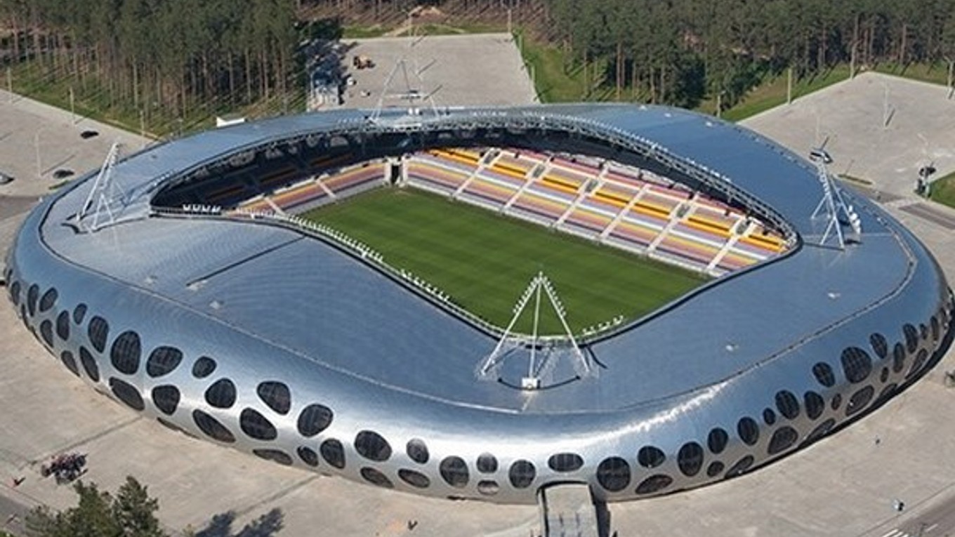 Krásna aréna v Borisove. Futbalový tím tam začal hrať na jar 2014.