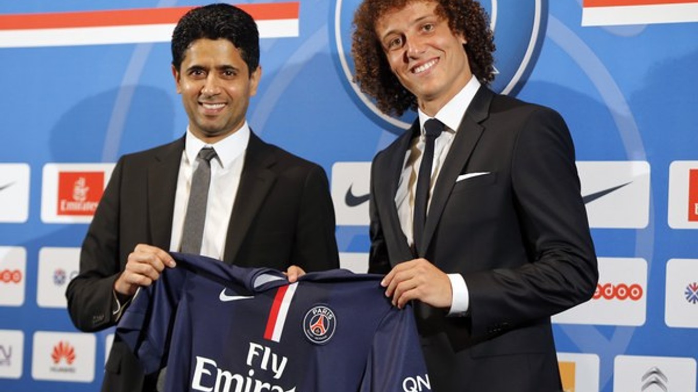 Nová posila z Brazílie David Luiz (vpravo) a prezident PSG Nasser al-Khelaifi. Luiz ešte na zápasovej súpiske PSG nebol.