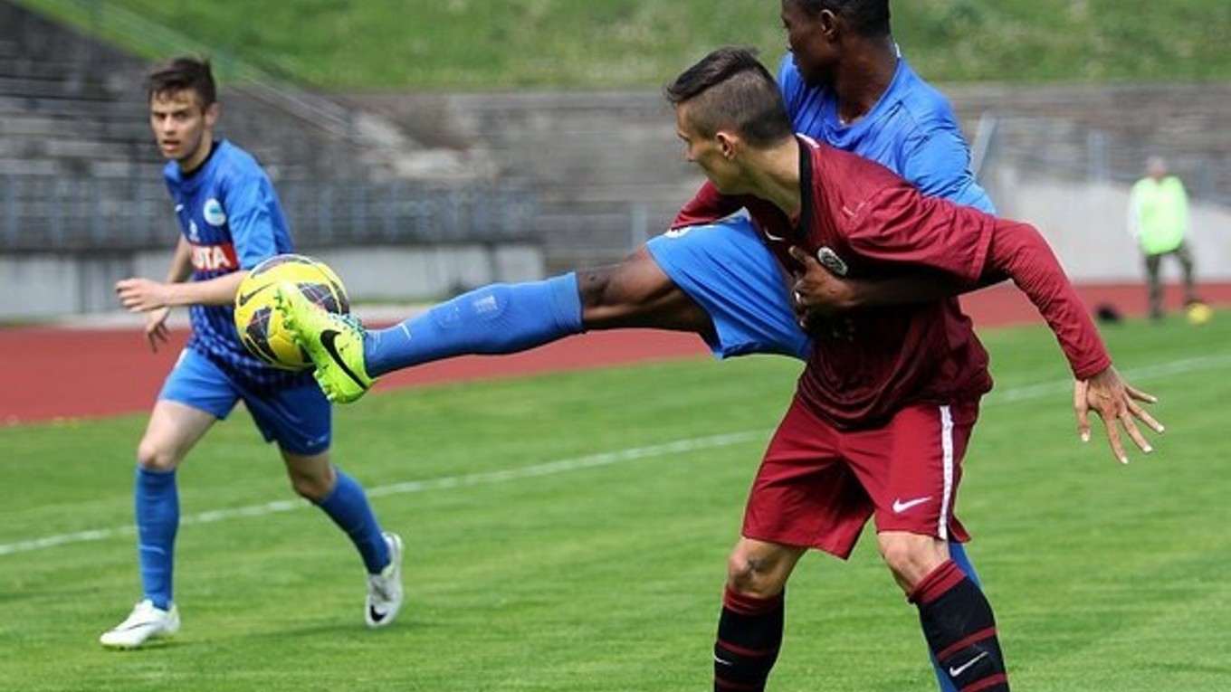 Soune Daniel Soungole v modrom.