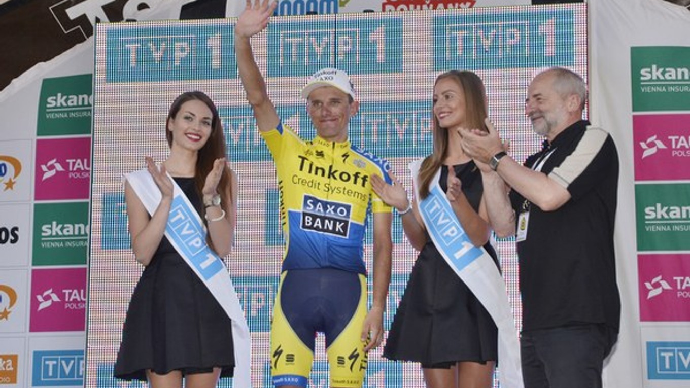 Poliak Rafal Majka (druhý zľava) ako víťaz 5. etapy: Zakopané - Štrbské Pleso.