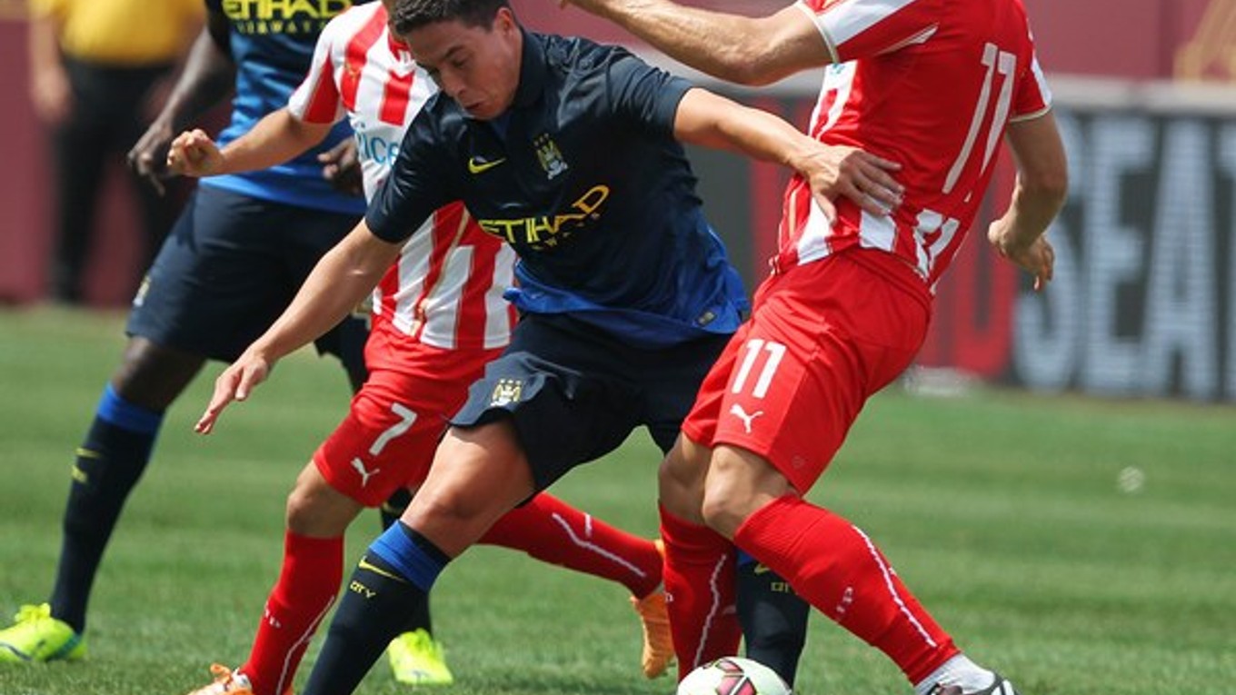 Samir Nasri (v strede).