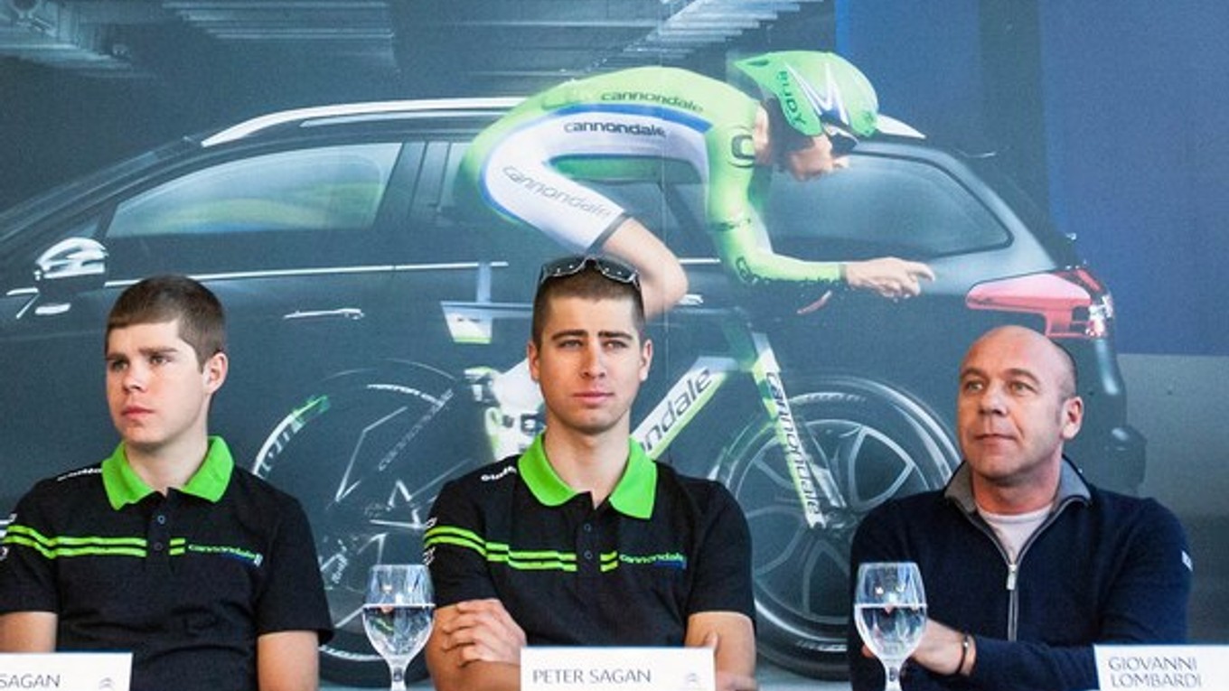 Peter Sagan (v strede) a jeho brat Juraj (vľavo).