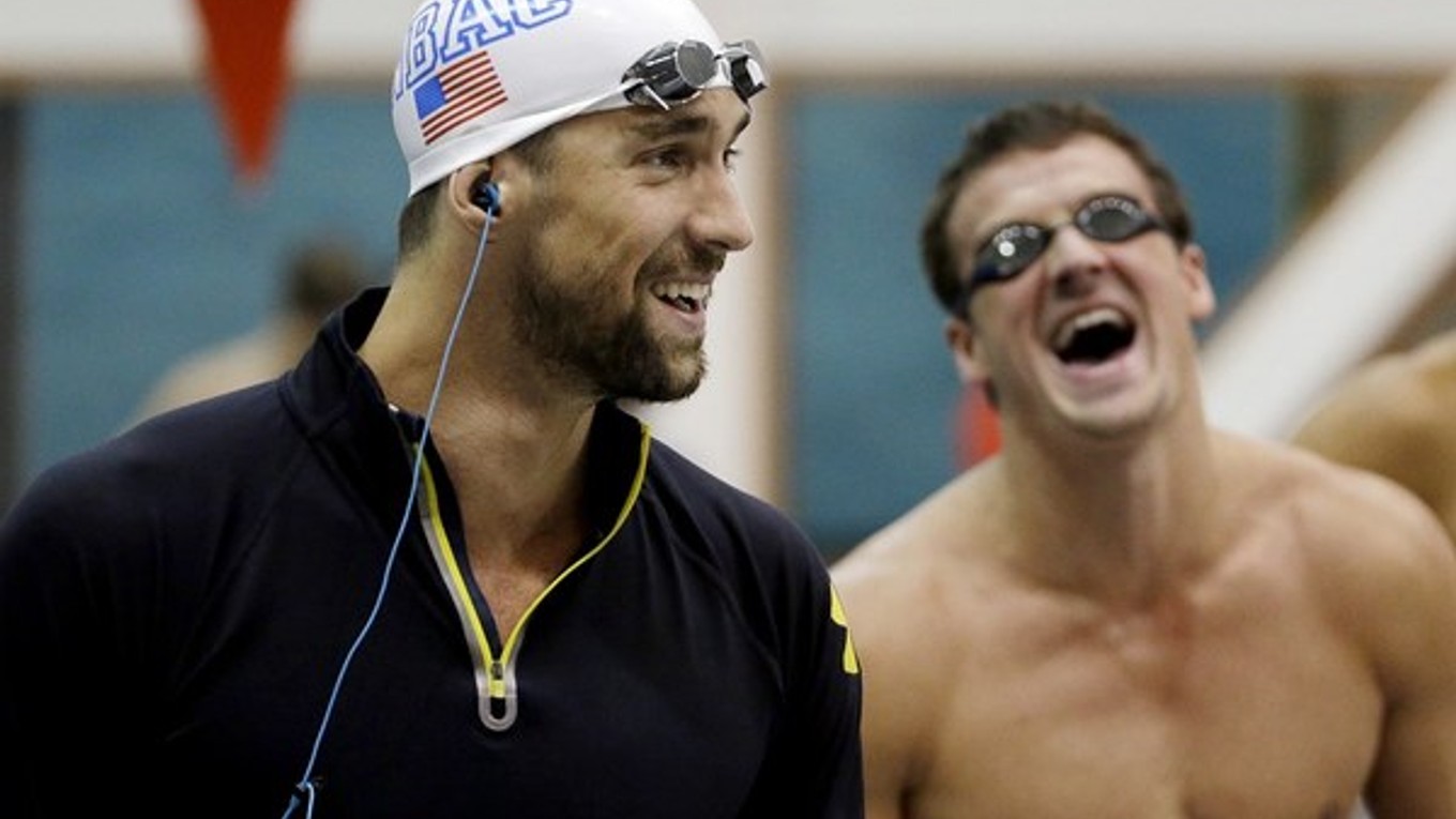 Michael Phelps (vľavo) a Ryan Lochte.