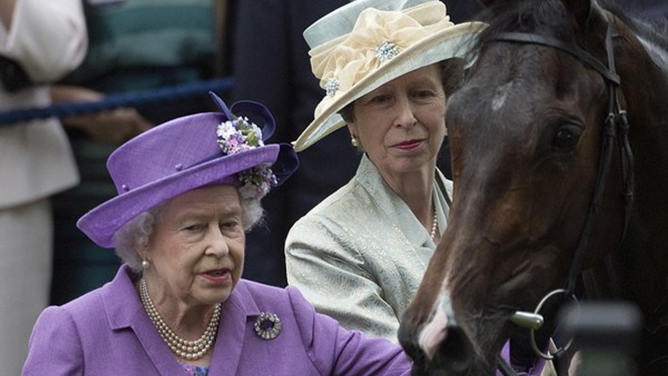 Kráľovná Alžbeta so svojim koňom.