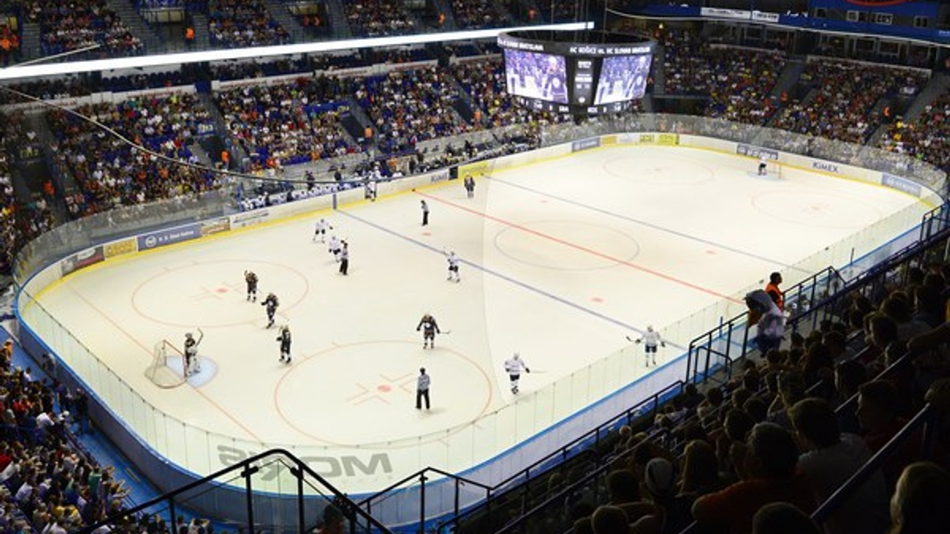 Podľa nových pravidiel má klzisko zväčšené útočné pásmo a zúžené stredné pásmo.