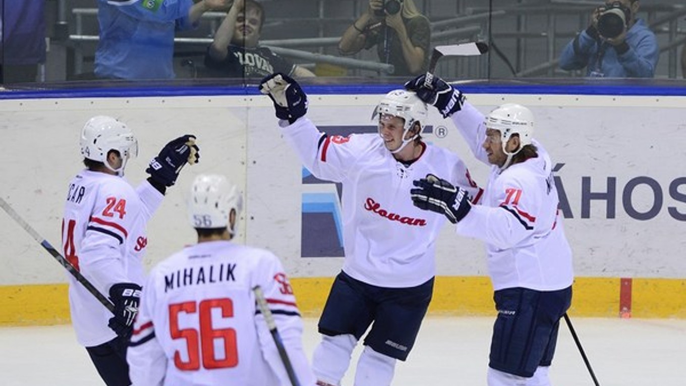 Hokejisti Slovana oslavujú gól zo zápasu proti Amuru Chabarovsk.