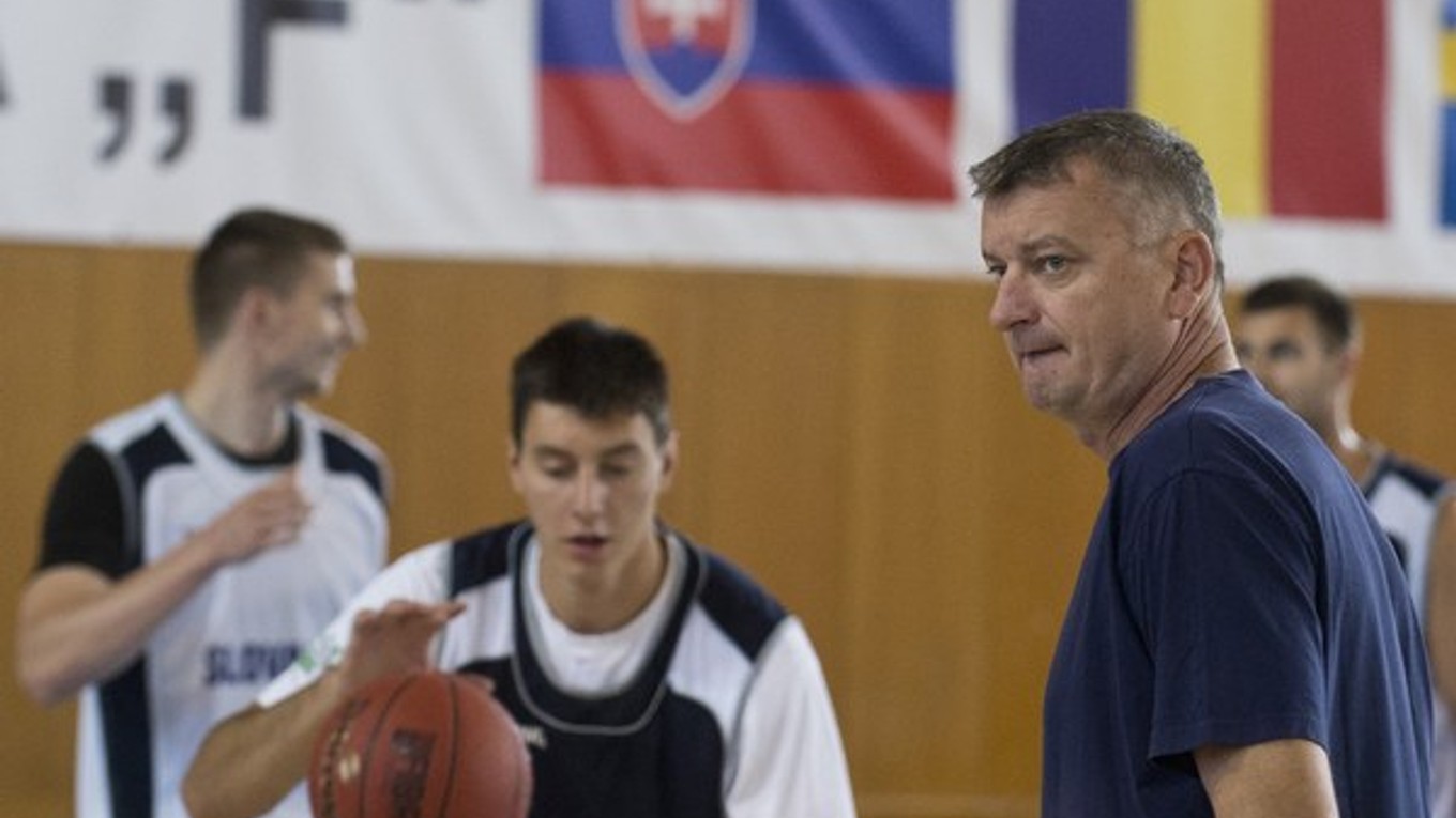 Tréner slovenskej basketbalovej reprezentácie mužov Milan Černický (vpravo) počas prípravy na kvalifikačné stretnutia na ME 2015.