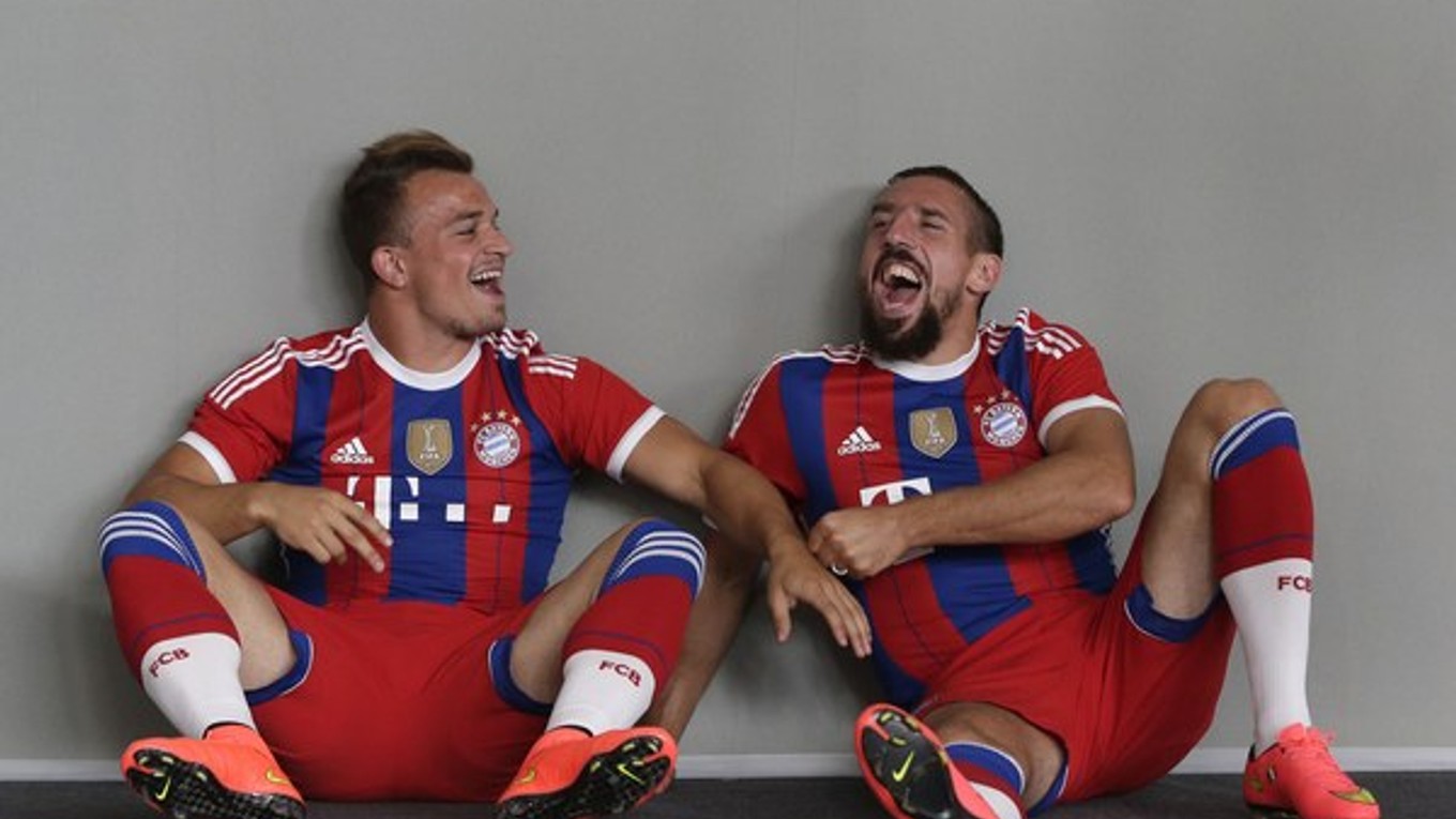 Xherdan Shaqiri (vľavo) a Franck Ribery vtipkujú počas fotodňa pred novým ročníkom Bundesligy.