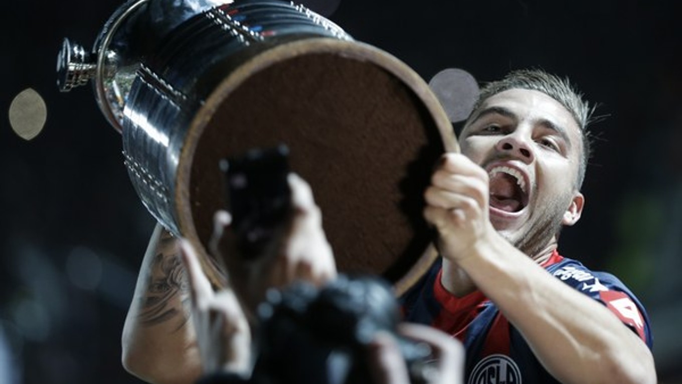 Hector Villalba zo San Lorenzo dvíha pohár.