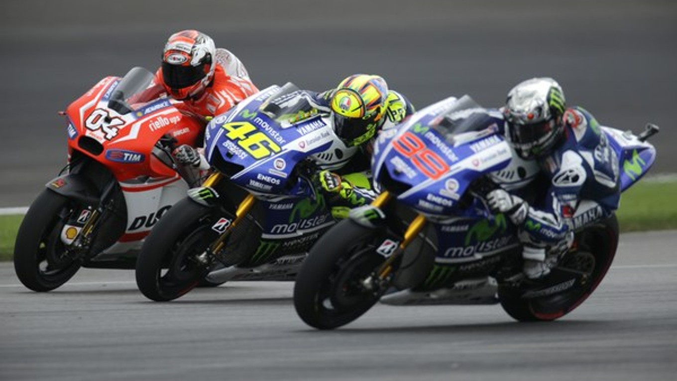 Ilustračná snímka. Sú na nej zľava: Andrea Dovizioso, Marc Marquez a Jorge Lorenzo.