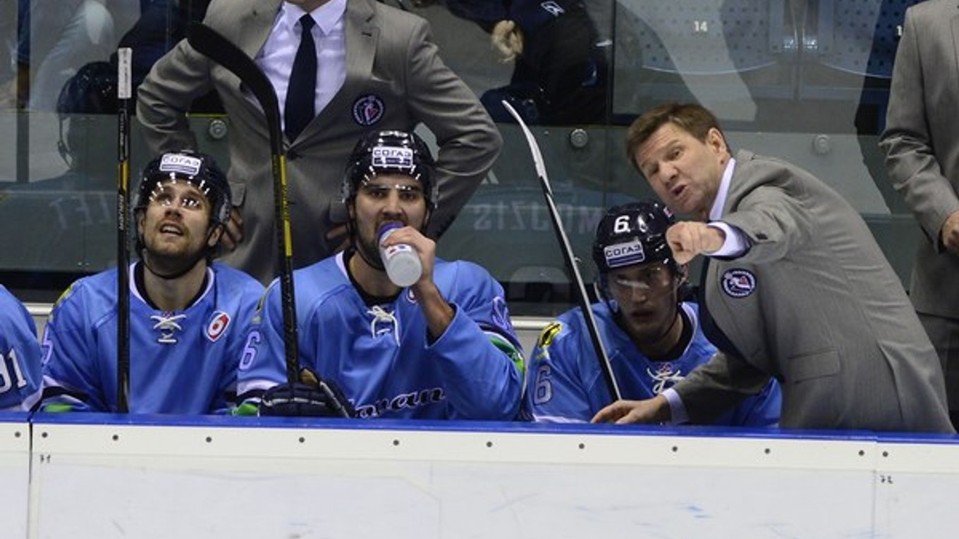 Zo záverečného kola KHL proti Záhrebu 4. marca v Bratislave. Na snímke striedačka Slovana, sprava tréner tímu Rostislav Čada, Tomáš Mojžíš, Vladimír Mihálik a Jonathan Sigalet.