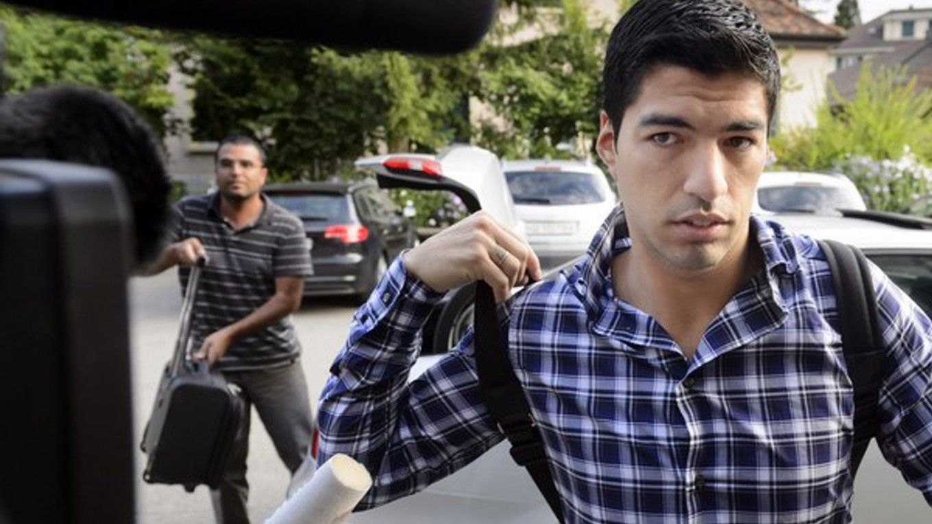 Luis Suárez prichádza na Športový arbitrážny súd 8. augusta v Lausanne.