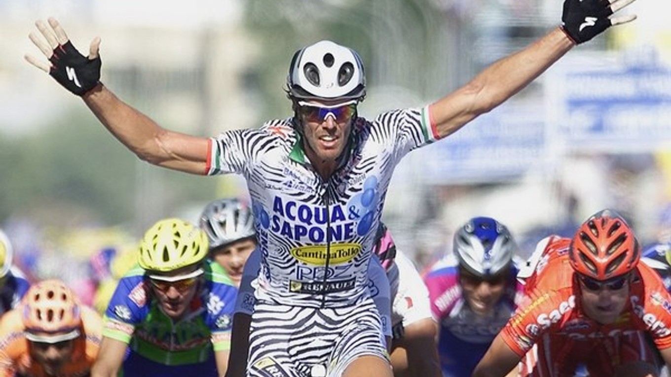 Mario Cipollini oslavuje víťazstvo na štvrtej etape Vuelty v roku 2002.
