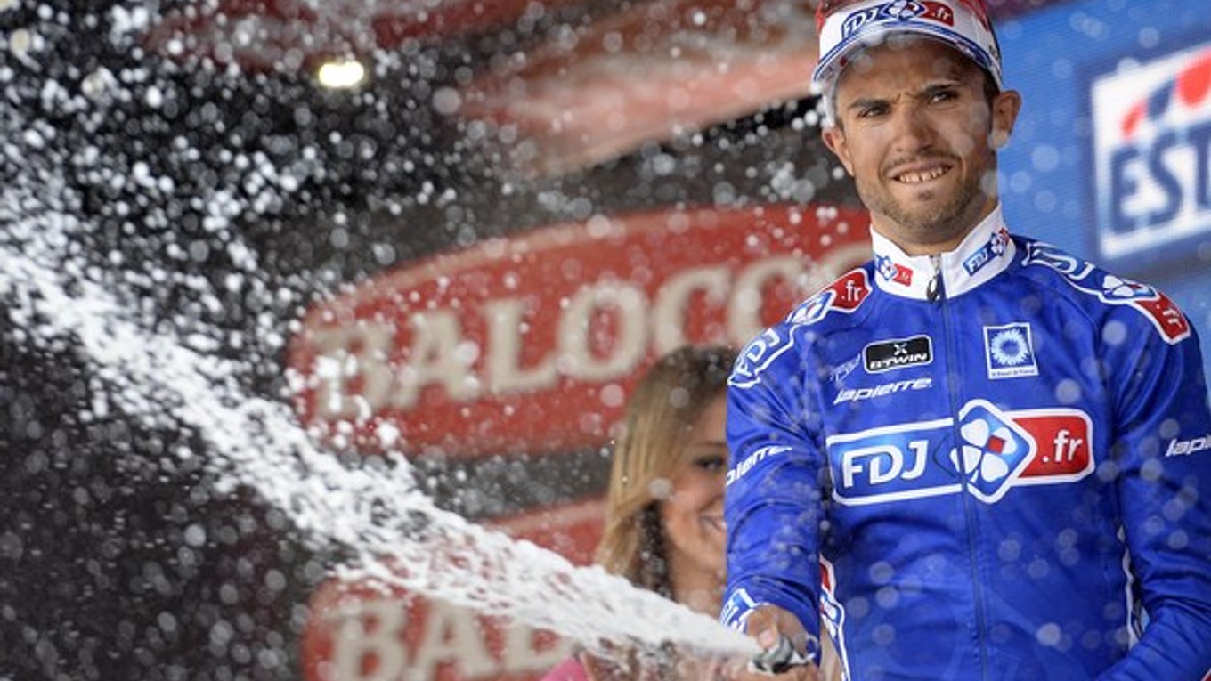 Nacer Bouhanni takto oslavoval víťazstvo v desiatej etape Giro d'Italia 2014.