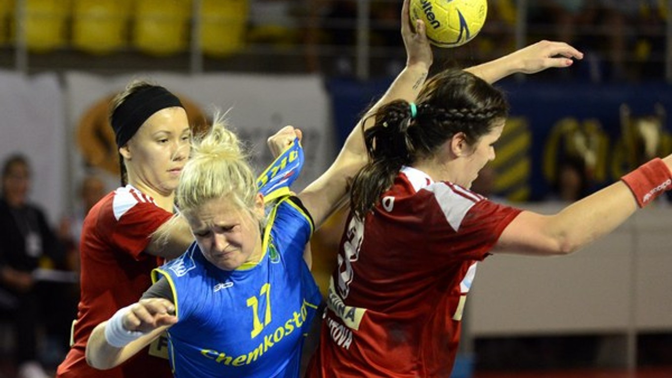 Dominika Horňáková (s loptou) z Iuventy v minulosezónnom zápase proti Šali.
