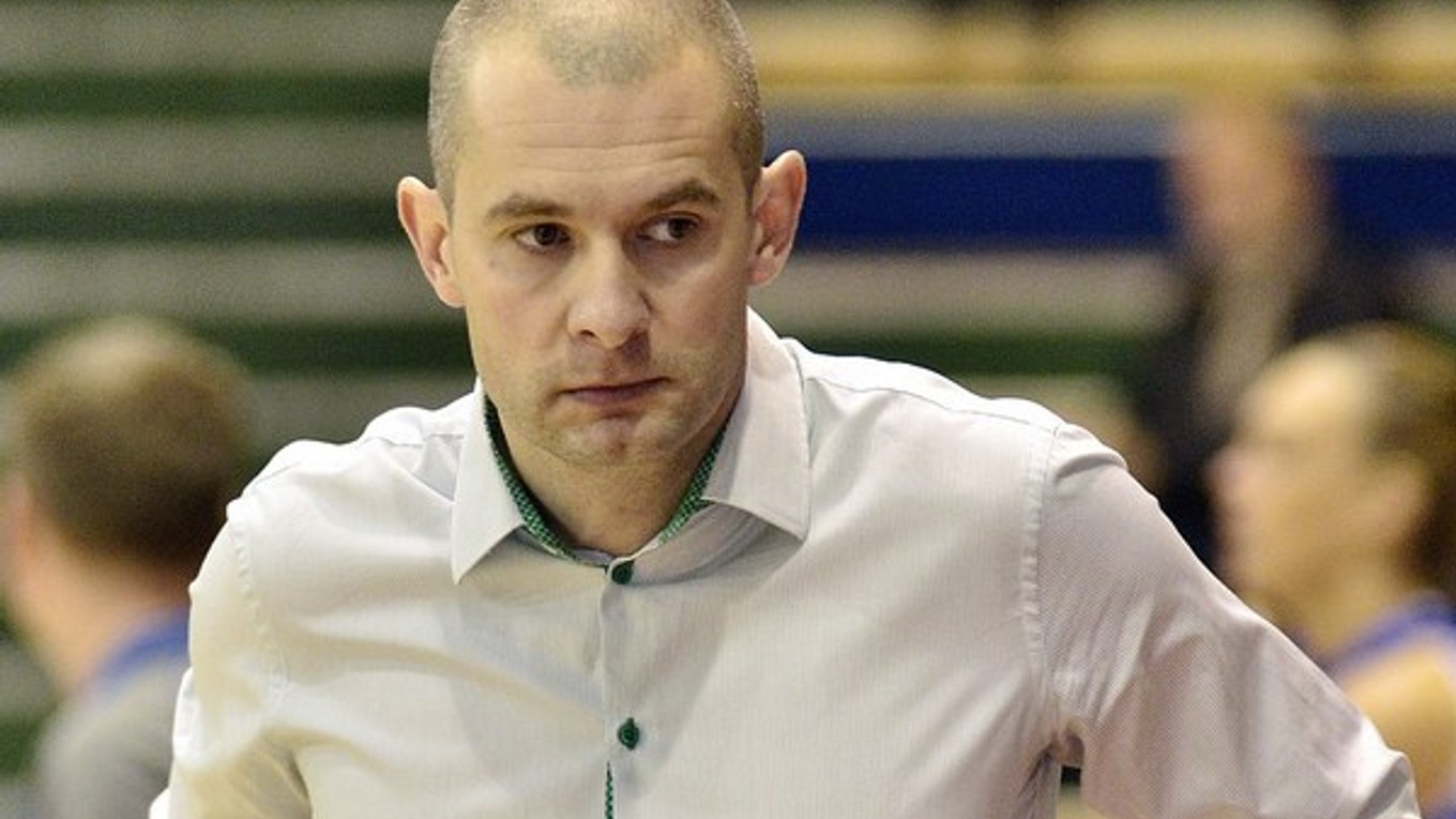 Tréner Juraj Suja počas zápasu.