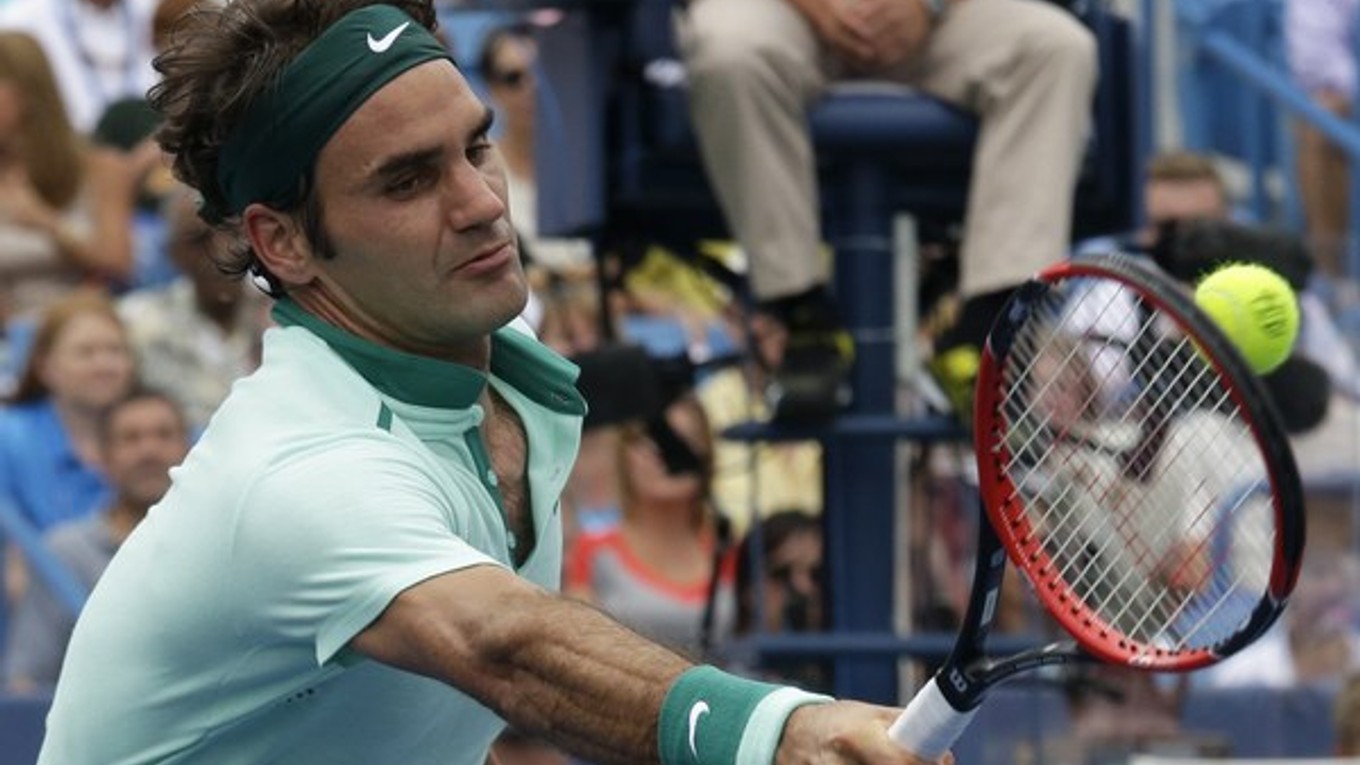 Švajčiarsky tenista Roger Federer hrá volej vo finálovom zápase turnaja ATP v americkom Cincinnati so španielom Davidom Ferrerom.