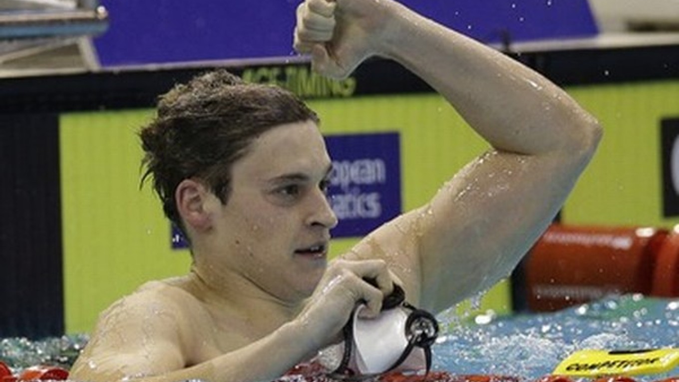 Prvú zlatú medailu na majstrovstvách Európy v dlhom bazéne  získal v pondelok na 400 m v.sp. srbský plavec Velimir Stjepanovič.