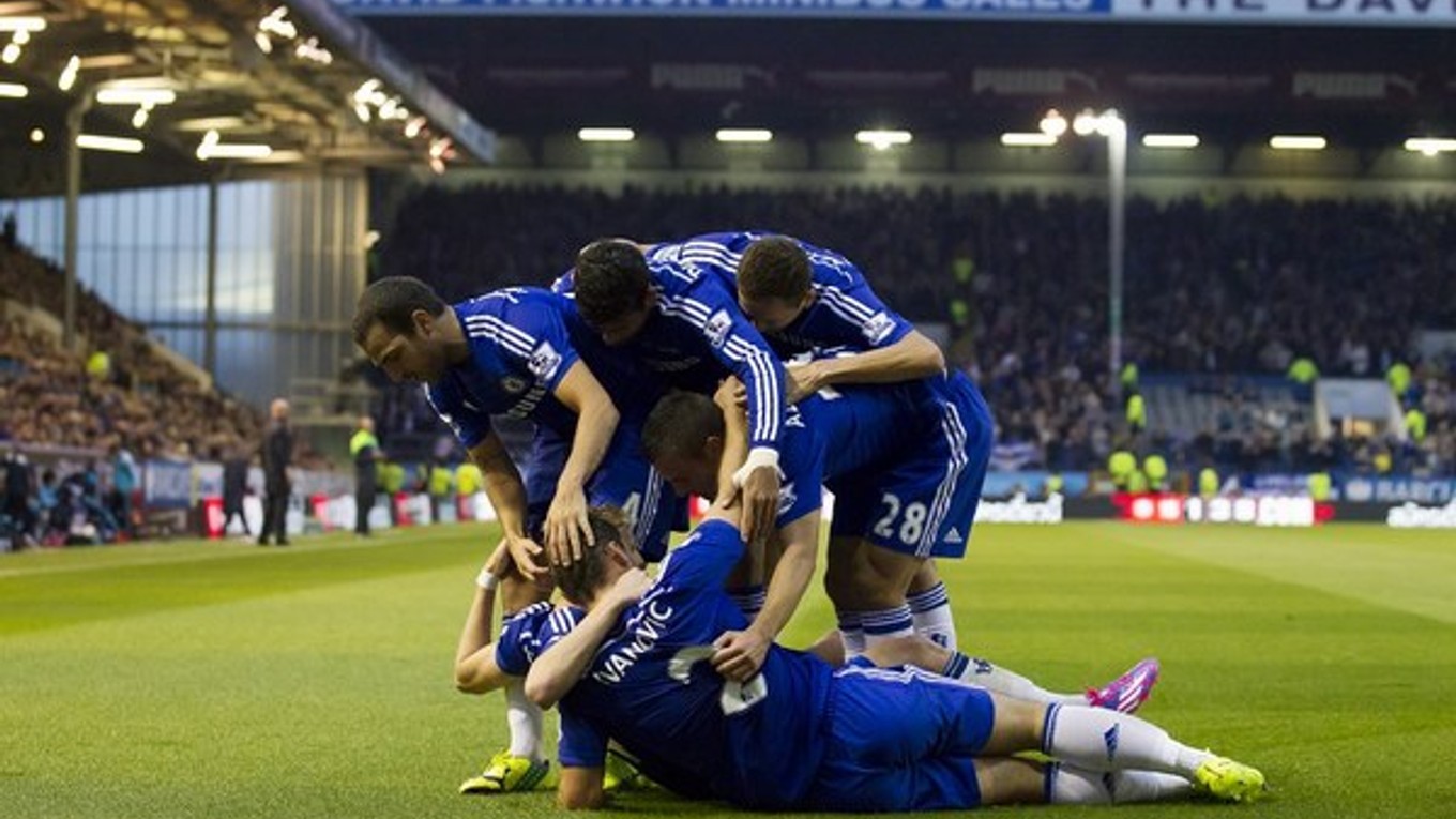 Futbalisti Chelsea oslavujú gól na ihrisku Burnley.