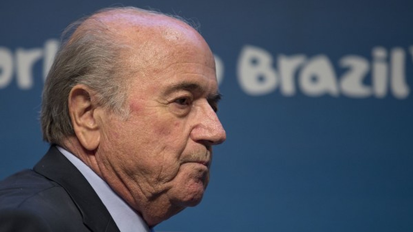 Sepp Blatter chce, aby sa MS v Rusku hrali na desiatich štadiónoch.