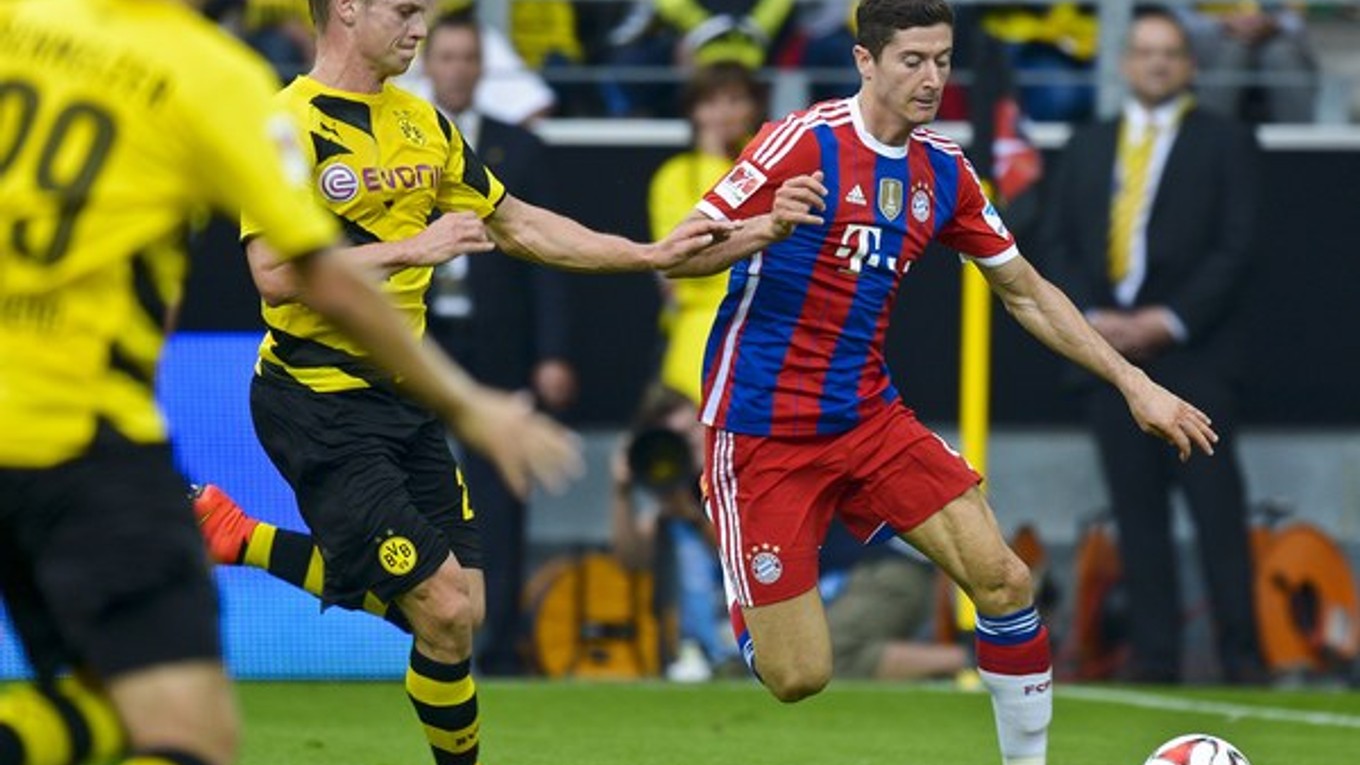 Donedávna ešte spoluhráči. Poliak v drese Dortmundu Lukasz Piszczek (vľavo) a Poliak Robert Lewandowski už v drese Bayernu v zápase o nemecký Superpohár v Dortmunde, ktorý 13. augusta vyhral Dortmund 2:0.
