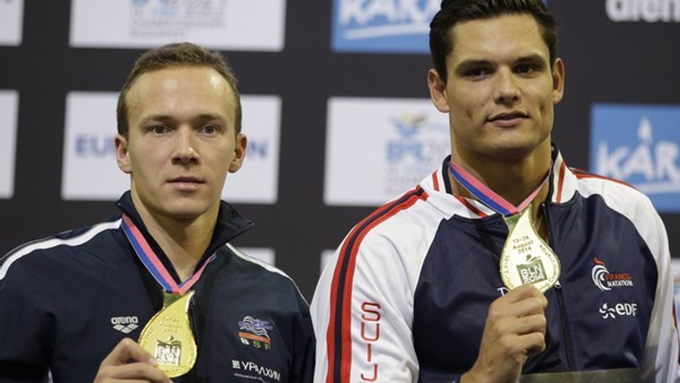 Florent Manaudou (vpravo) a Jevgen Curkin so zlatými medailami z jednej disciplíny.