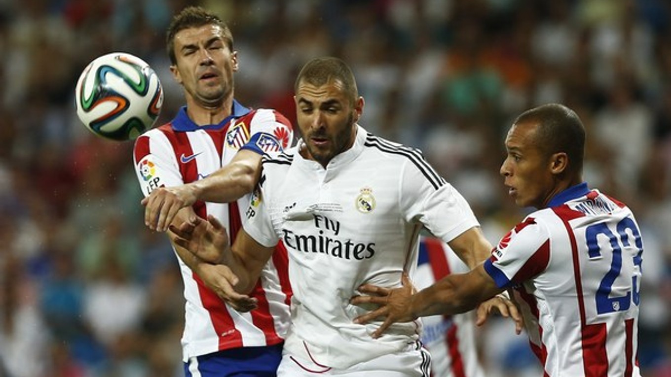 Karim Benzema z Realu (v strede) a hráči Atletica Gabi (vľavo) a Joao Miranda.