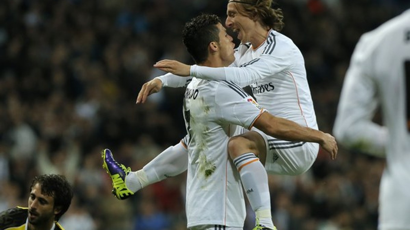 Luka Modrič bude naďalej hrávať v Reale spoločne s Cristianom Ronaldom.