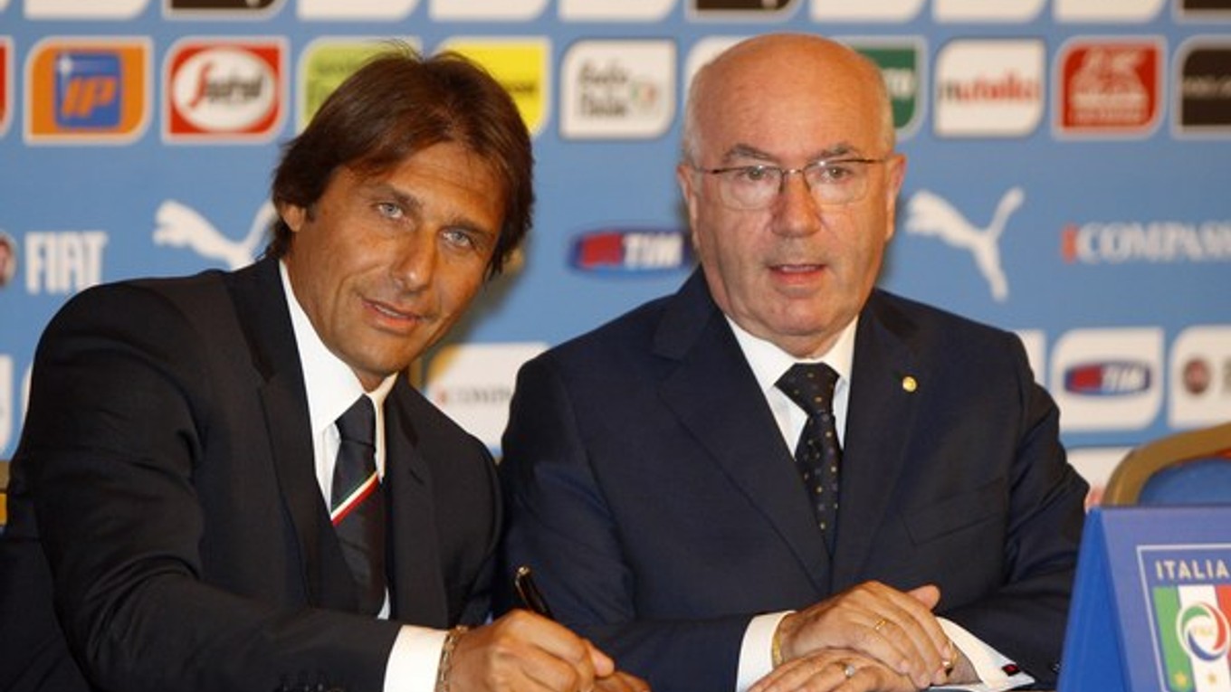 Carlo Tavecchio s novým trénerom talianskej futbalovej reprezentácie Antoniom Contem (vľavo).