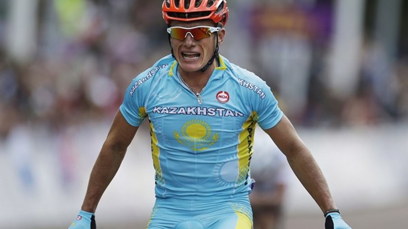 Alexander Vinokurov sa teší zo zisku zlatej olympijskej medaily v pretekoch s hromadným štartom na OH v Londýne.