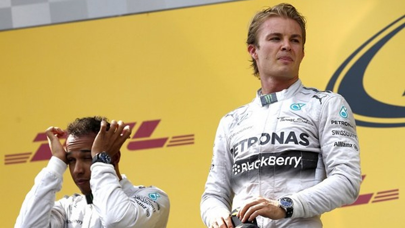 Lewis Hamitlon (vľavo) a Nico Rosberg na stupňoch víťazov po VC Rakúska.