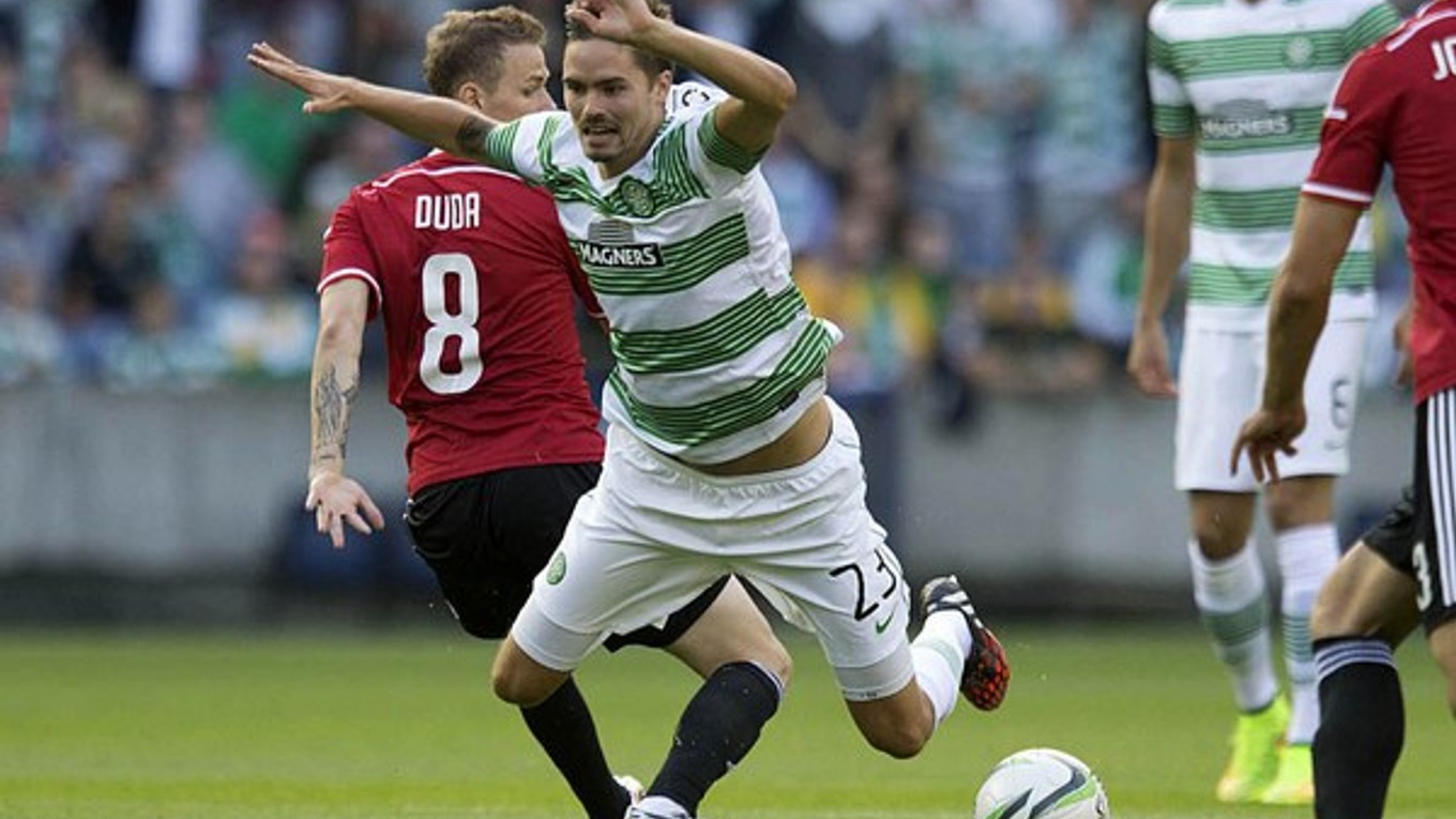 Ondrej Duda (vľavo) v zápase proti Celticu.
