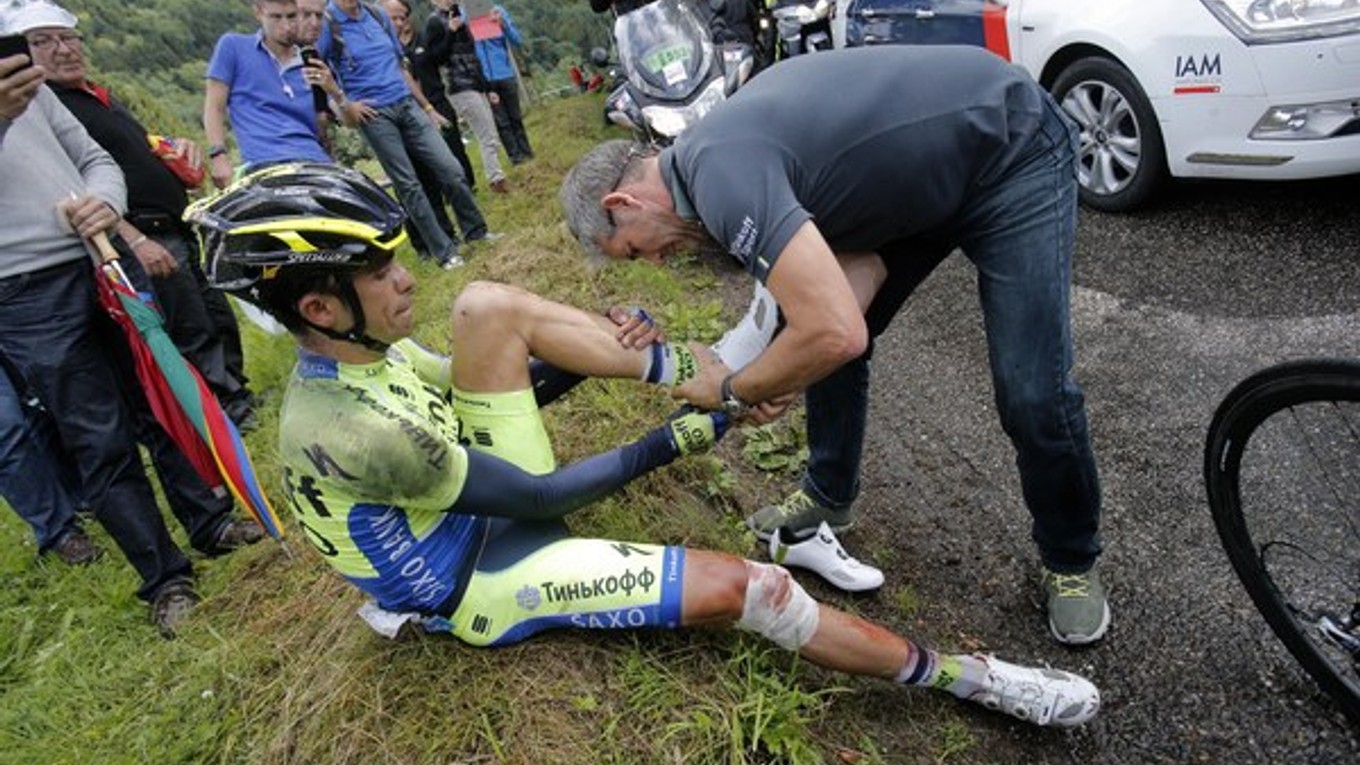 Alberto Contador si takto vymieňal topánky na Tour de France.