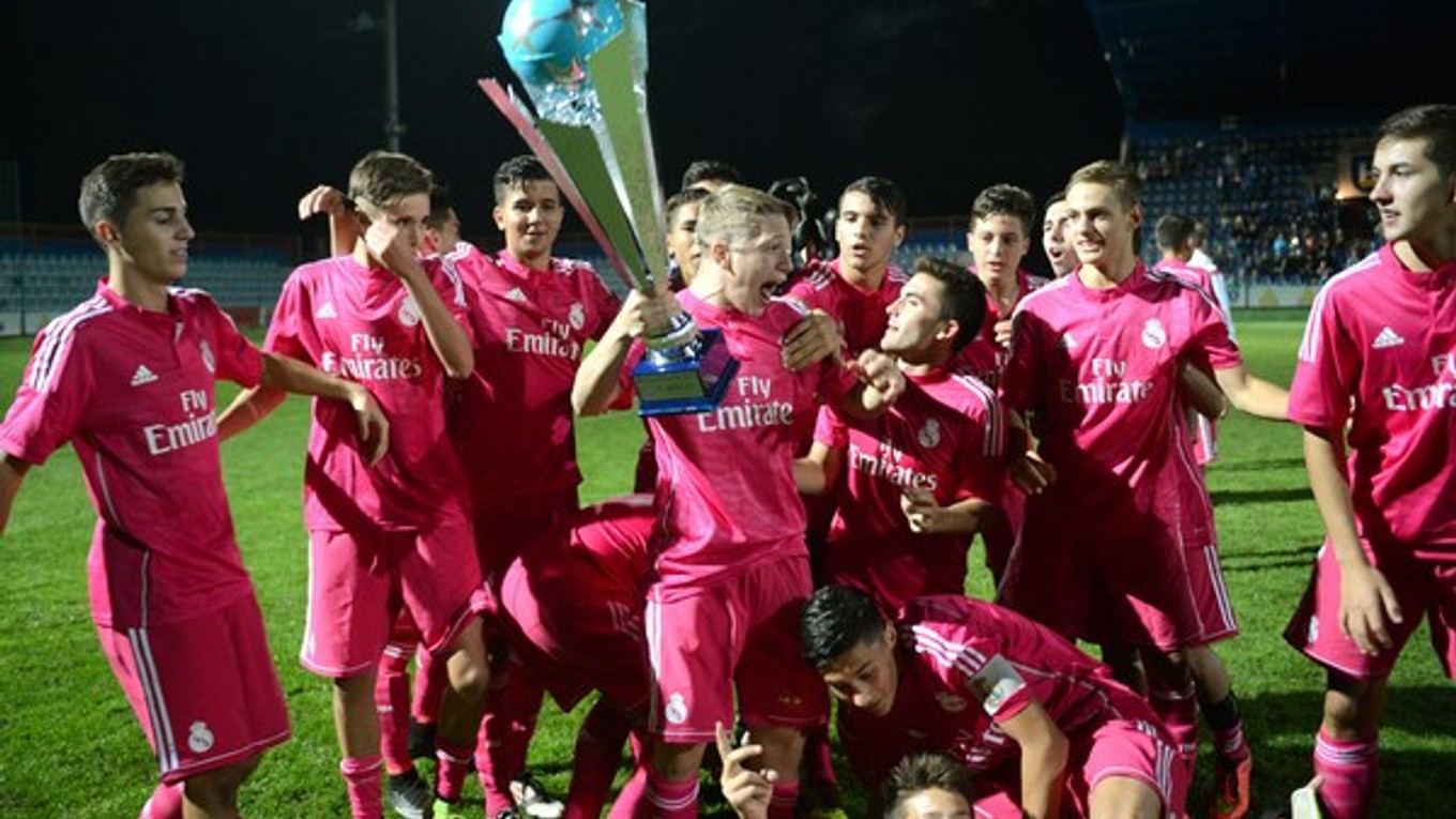 Mladíci z Realu Madrid s pohárom z Michaloviec.