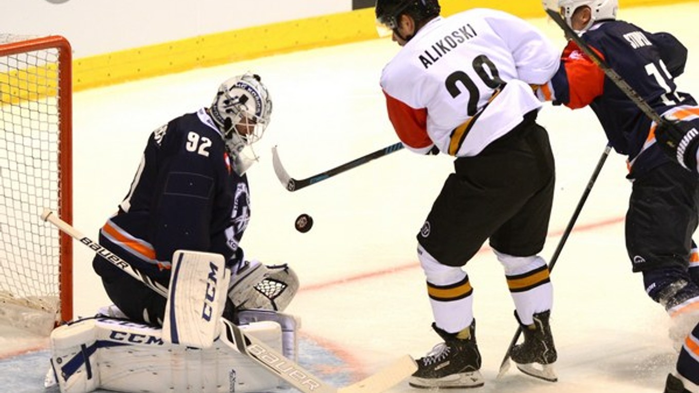 Na snímke uprostred hráč Kärpät Oulu Mikko Niemelä pred brankárom HC Košice Marcelom Melicherčíkom, vpravo jeho spoluhráč Václav Stupka.