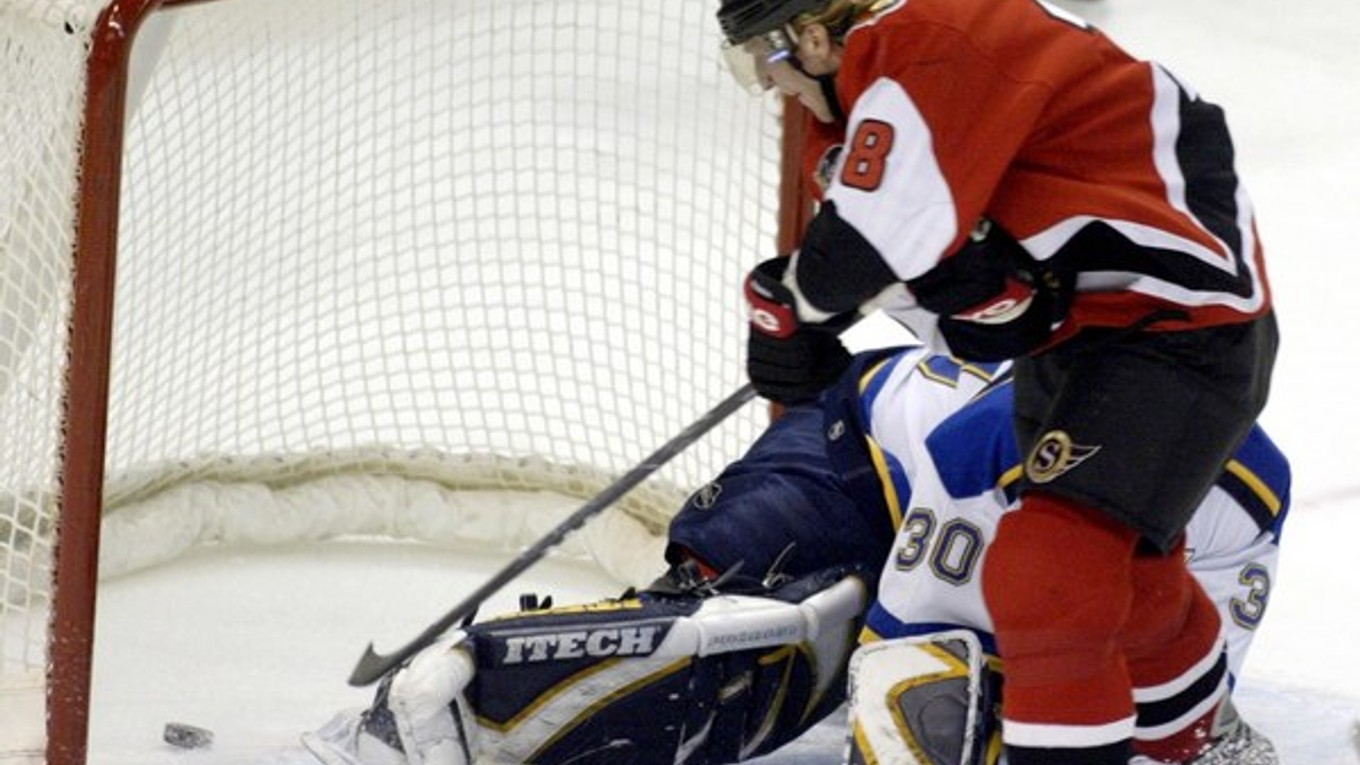 Marián Hossa skóruje v zápase NHL proti St. Louis Blues v roku 2004 v Ottawe.