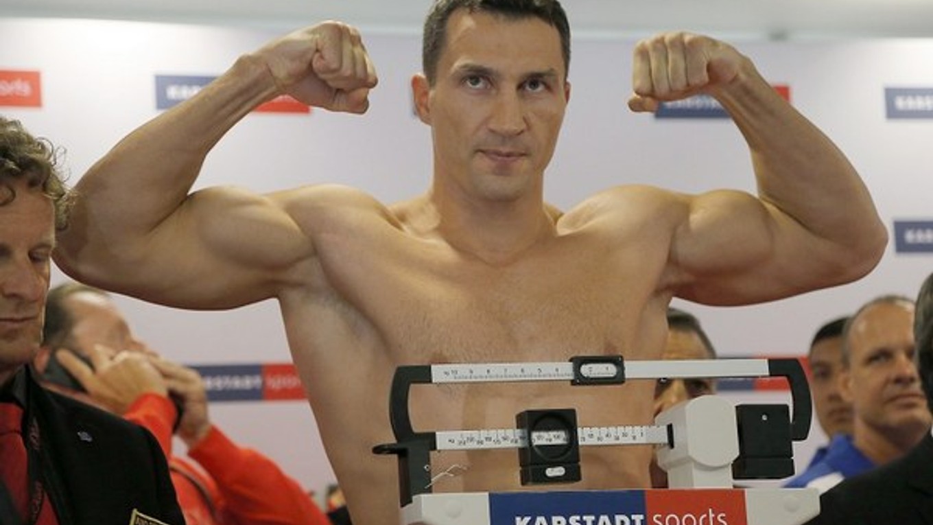 Vladimir Kličko pózuje počas aprílového váženia pred duelom s Alexom Leapaiom.