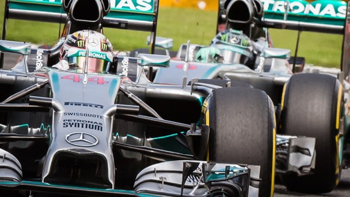 Rosberg prepichol Hamiltonovi zadnú gumu.