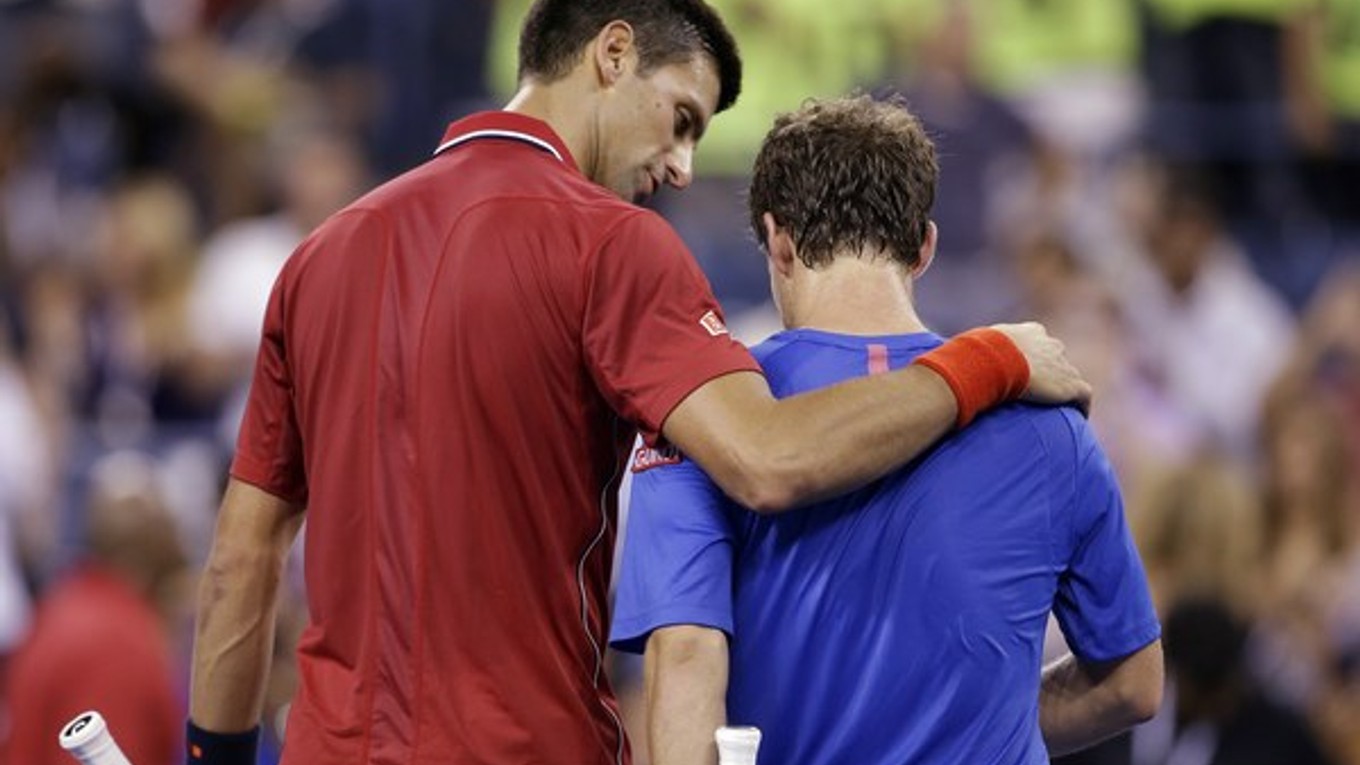 Novak Djokovič zdolal v 1. kole US Open Argentínčana Diega Schwartzmana 6:1, 6:2, 6:4 a po zápase ho vyprevádzal z kurtu ako starší brat.
