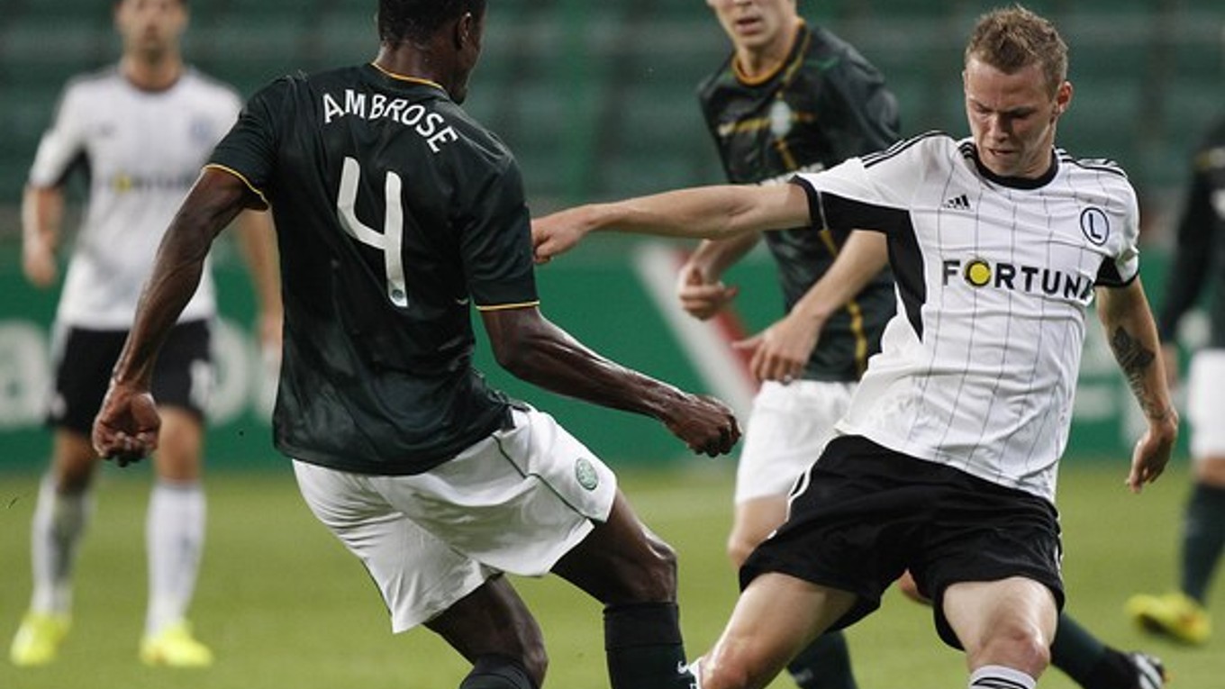 Ondrej Duda (vpravo) v zápase proti Celticu Glasgow.