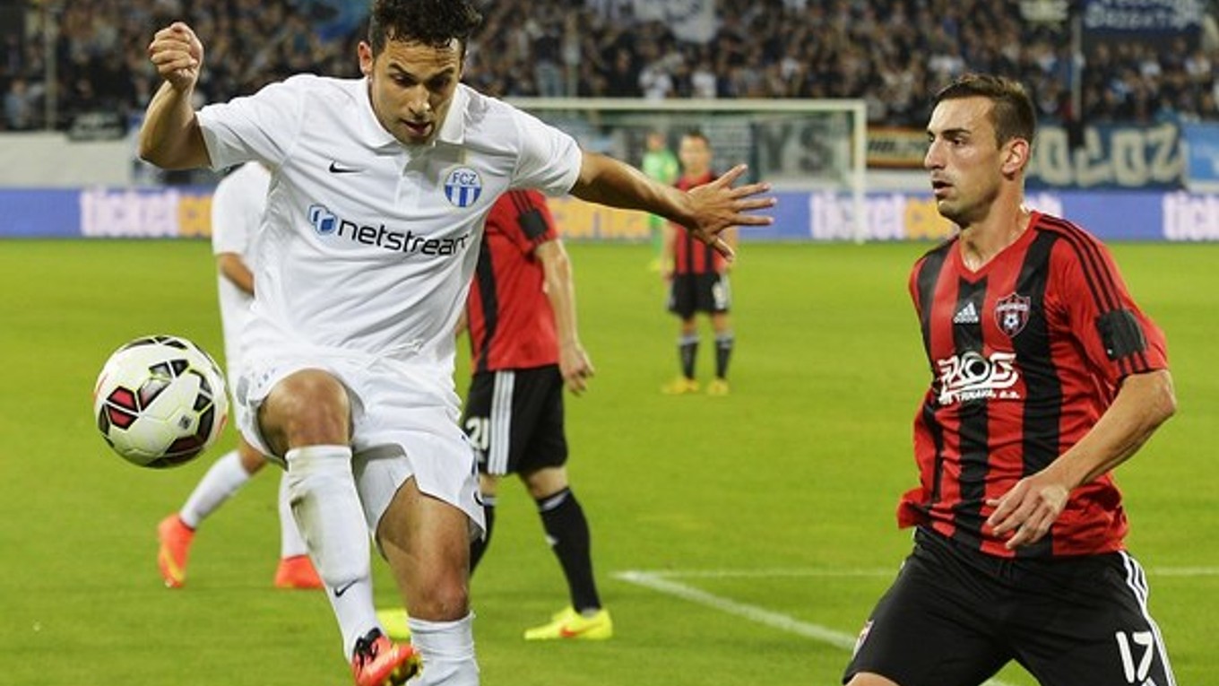 Davide Chiumiento (vľavo) a Jose Casado počas odvety play-off Európskej ligy.