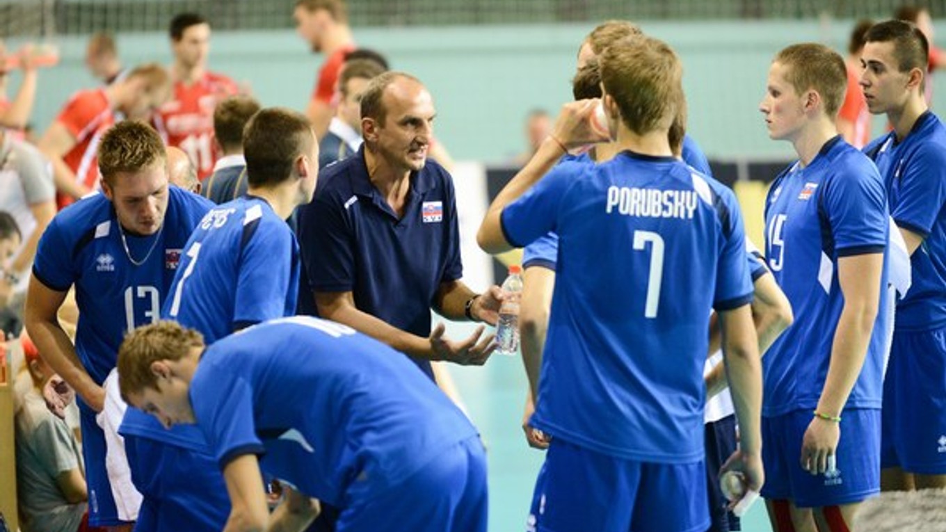 Družstvo Slovenska v zápase ME volejbalistov do 20 rokov Slovensko - Bulharsko 29. augusta 2014 v Nitre.