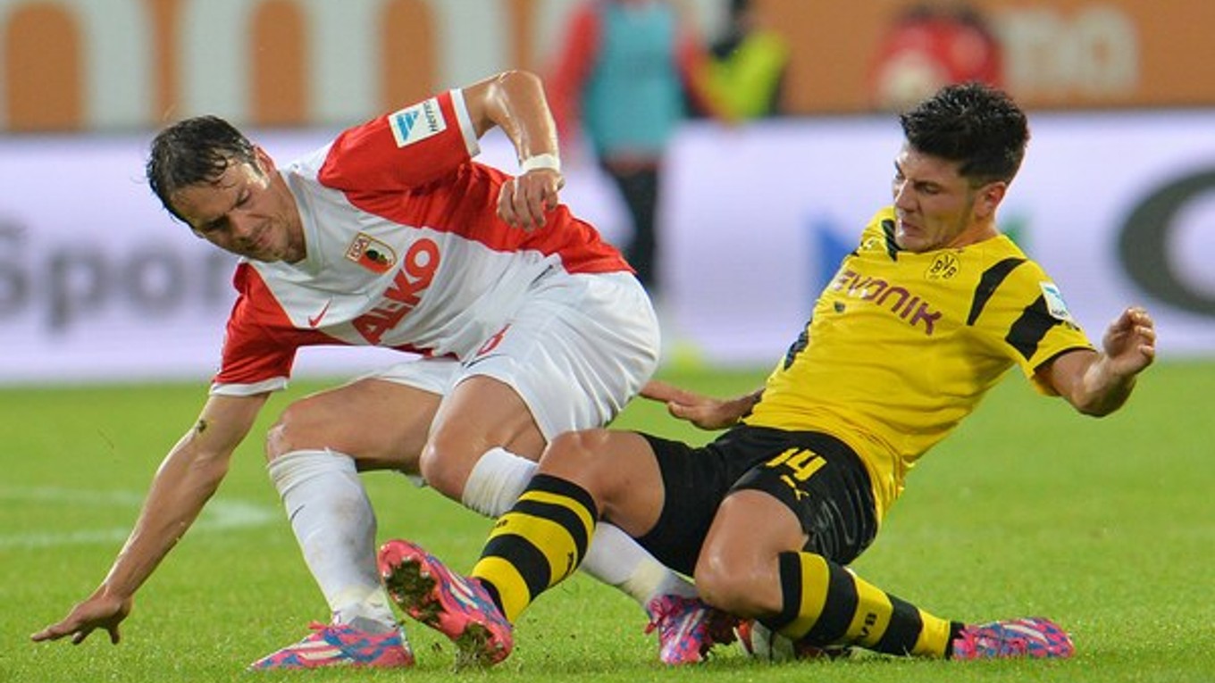 Hráč Augsburgu Markus Feulner (vľavo) a hráč Dortmundu Miloš Jojič.