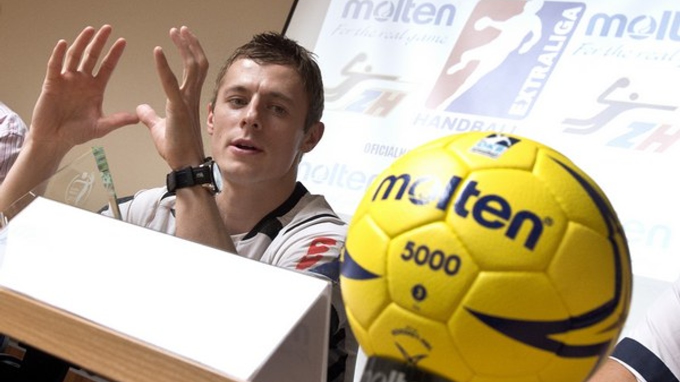 Najlepší hráč extraligy mužov v sezóne 2013/2014 Ľubomír Ďuriš z tímu HC Sporta Hlohovec, vpravo nová lopta značky Molten počas tlačovej konferencie 28. augusta 2014 v Bratislave.