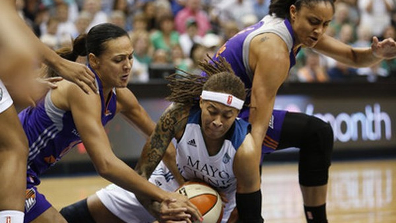 V ženskej WNBA Minnesota zdolala Phoenix 82:77.