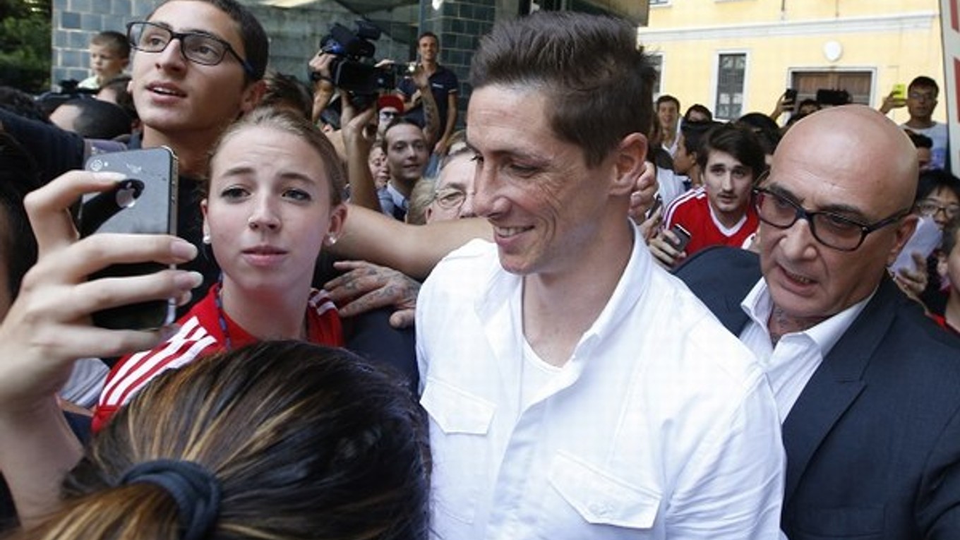 Torresa na letisku privítalo okolo dvesto fanúšikov AC Miláno.