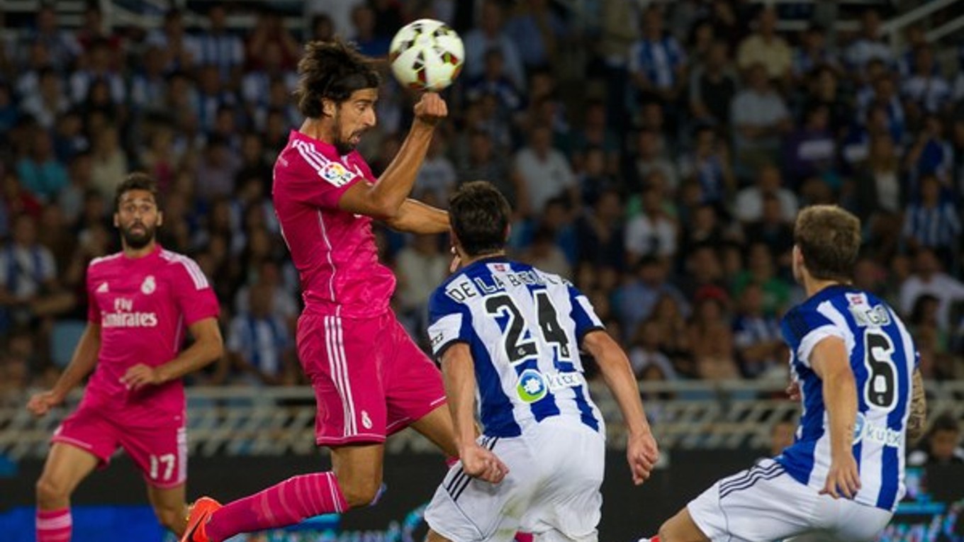 Hráči San Sebastiánu v modro-bielom.